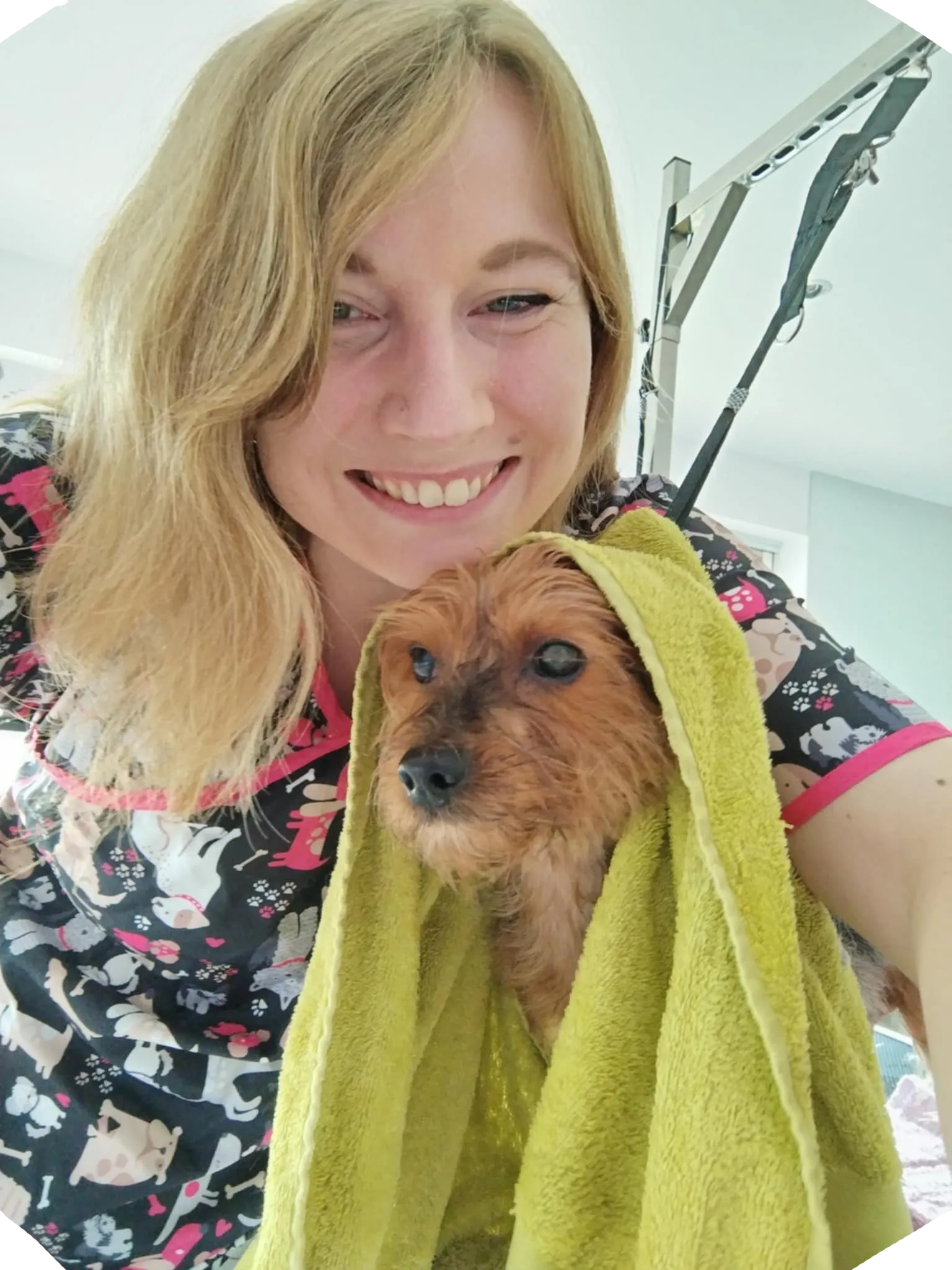 Camille avec un petit chien après le bain